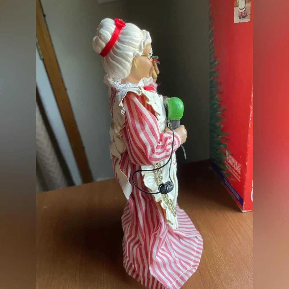 CLOTHTIQUE POSSIBLE DREAMS MRS.CLAUS Candy Cane Cuts Hair Stylist Figure Dept 56